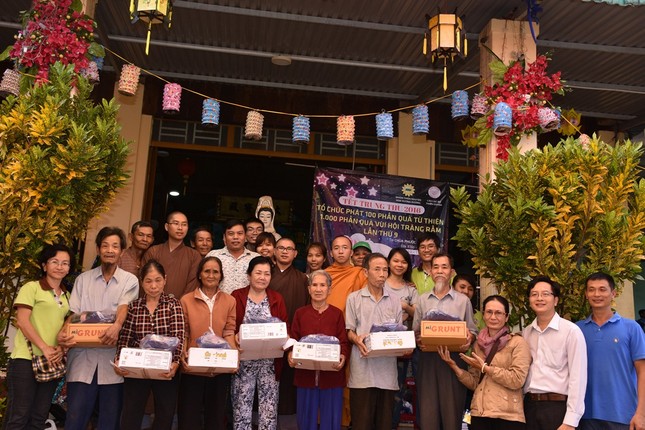 TRAO QUA CHO HO NGHEO.JPG