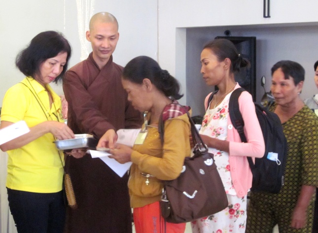 Đ Đ Thích Nhuận Thanh trao tiền cho Bệnh nhân.JPG