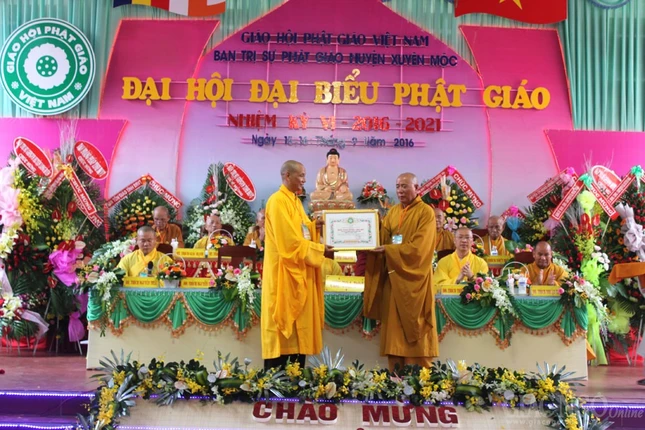 HT QUANG HIEN TRAO BANG TUYEN DUONG CONG DUC CUA HDTS GHPGVN.JPG