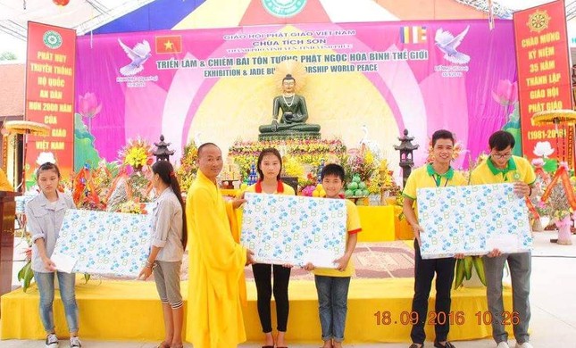 Vĩnh Phúc: Bế mạc triển lãm Phật ngọc tại chùa Tích Sơn ảnh 3 FB_IMG_1474217275219.jpg