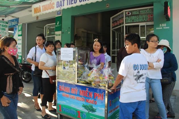 Phật tử nhóm Sen Trắng làm nhiều việc thiện ảnh 1 a sentrang.jpg