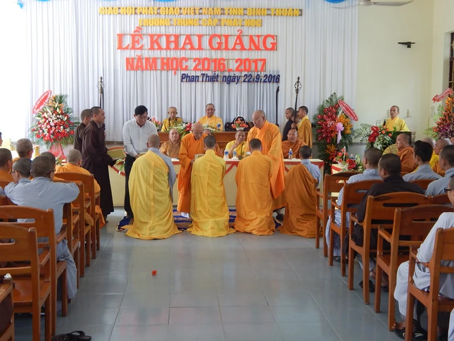 TCPH 2016- Trao phan thuong cho Tang Ni sinh dat thanh tich cao trong hoc tap.jpg