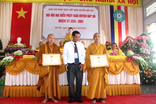 ubnd huyen khen thuong.JPG