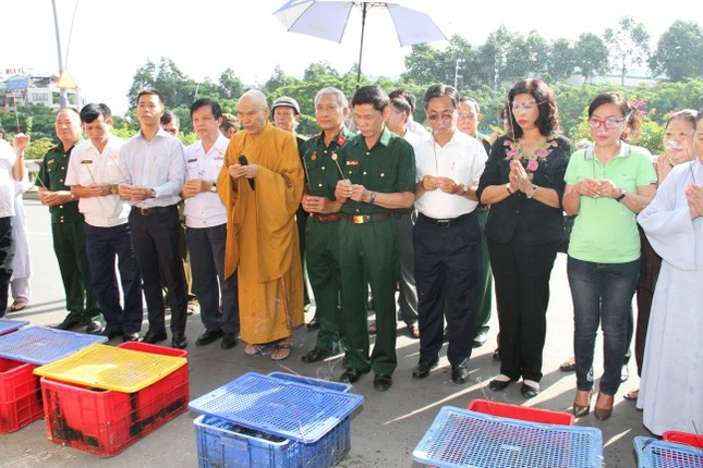 PG Q.1 phóng sanh cá xuống kênh Nhiêu Lộc ảnh 1 vg.jpg