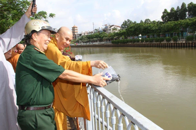 PG Q.1 phóng sanh cá xuống kênh Nhiêu Lộc ảnh 2 vg1.jpg