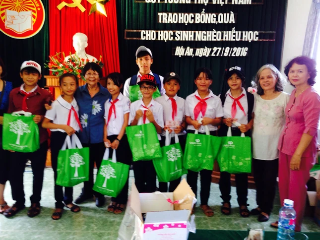 Quỹ Tương trợ VN tặng học bổng, quà tại miền Trung ảnh 1 gh.jpg