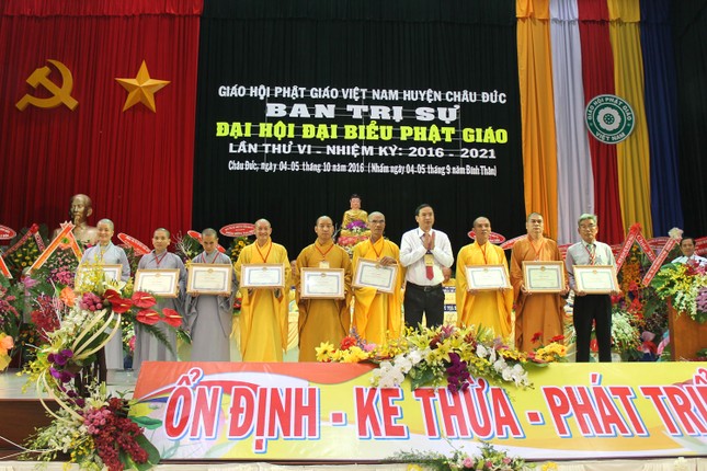 ubnd huyen khen thuong (2).JPG