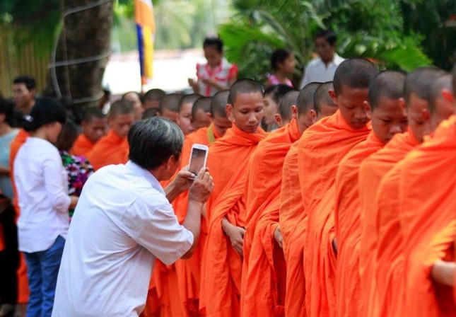 Kiên Giang: Đặt bát cúng dường 500 chư Tăng ảnh 4 Image00008.jpg