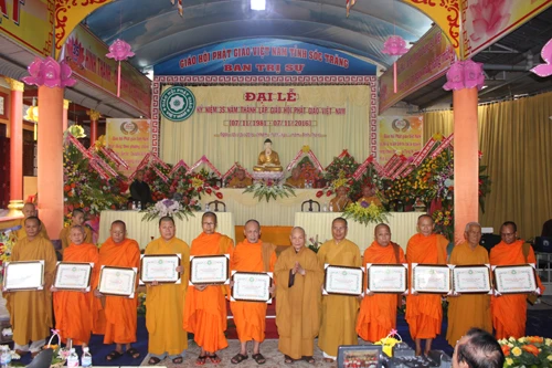 HT Thien Phap trao bang TDCD 1.jpg