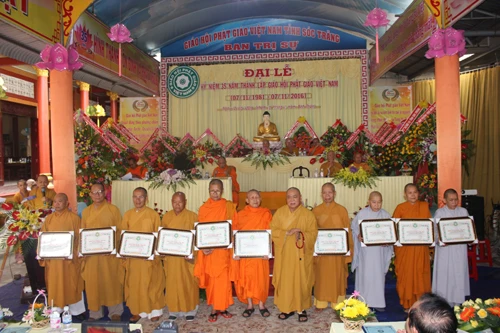 HT Thien Phap trao bang TDCD 2.jpg