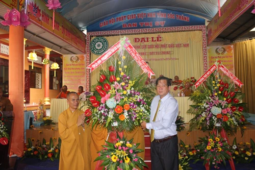 Tinh uy Soc Trang tang hoa.jpg