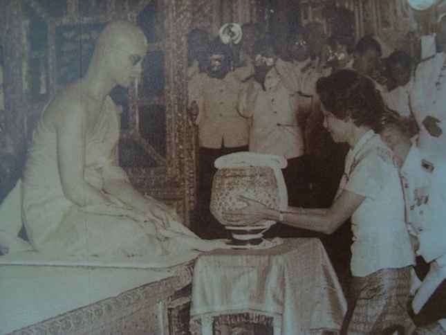 Princess_Sri_Sangwal_and_Monk-King_Bhumibol_)1.JPG