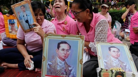 Đức vua Phật tử Thái Lan Bhumibol Adulyadej băng hà ảnh 4 vua-4_ztaa_jpg_width_485_amp;encoder_wic_amp;subsampling_444.jpg
