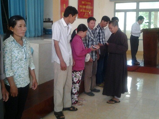 PG Chợ Gạo trao thẻ bảo hiểm cho người nghèo ảnh 1 a chogao.jpg
