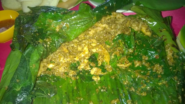 nam bao ngu nuong la chuoi.jpg