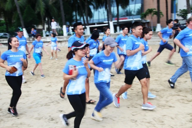 chay bo tren bai bien.jpg