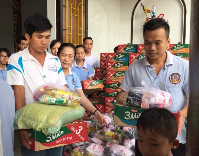 CLB Hạnh Nguyện tặng quà nhân vía Đức Quan Âm ảnh 2 tangqua hn.jpg