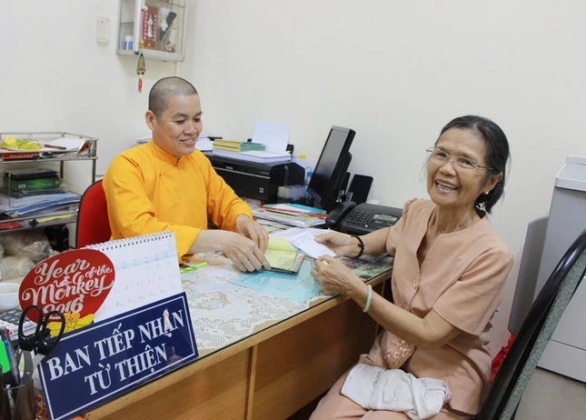 Nhiều bạn đọc đến Giác Ngộ ủng hộ bà con vùng lũ ảnh 1 1tt.jpg