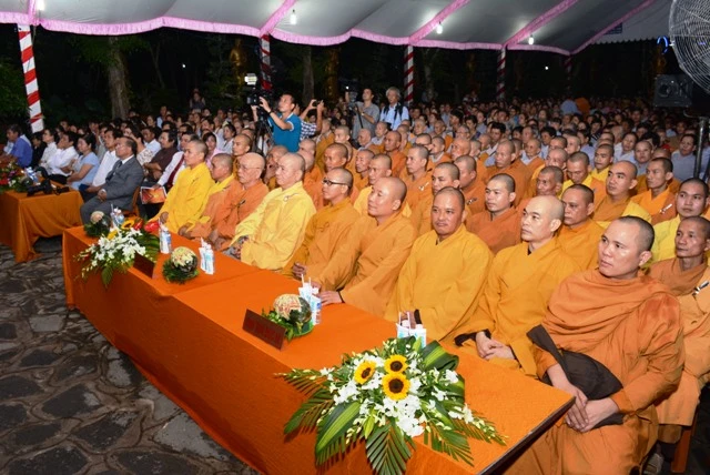 Chu Ton Duc Tang Ni cung tham gia buoi Le.JPG