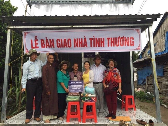 Trao nha tinh thuong cho ho dan ngheo dia phuong.jpg