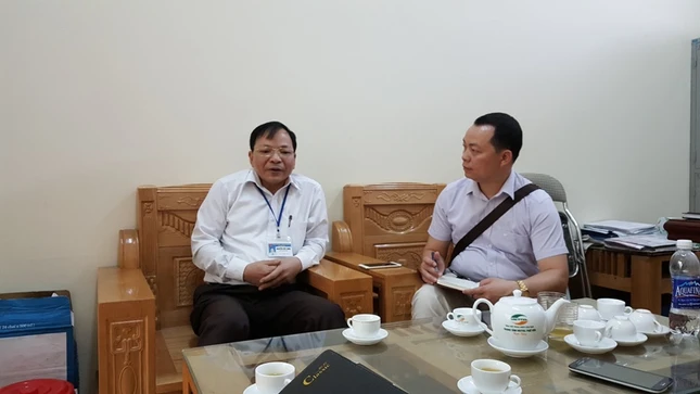 Ông Nguyễn Viết Đinh chủ tịch xã Hồng tiến trao đổi với PV