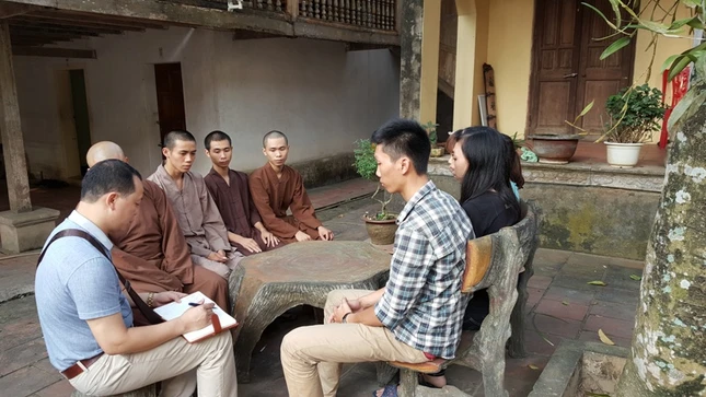  Hai chú tiểu cùng các em sinh viên trao đổi với PV