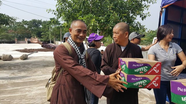 Thay Thich Thien Quy chuan bi qua cho dan ngheo lu lut mien Trung.jpg