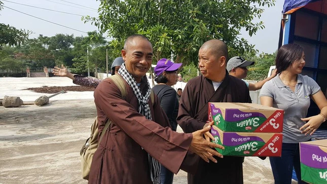 Thay Thich Thien Quy chuan bi qua cho dan ngheo lu lut  mien Trung.jpg