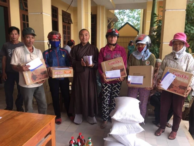 Các đoàn thuộc PG Thanh Hóa cứu trợ đồng bào bị lũ ảnh 2 a thanhhoa 1.jpg