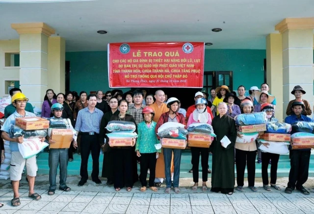 Các đoàn thuộc PG Thanh Hóa cứu trợ đồng bào bị lũ ảnh 1 a thanhhoa 3.jpg