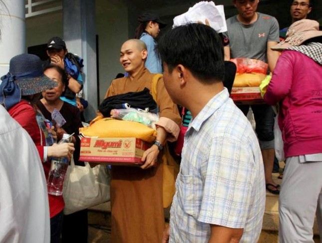 Các chùa tặng quà đến đồng bào vùng lũ lụt ảnh 1 16.jpg