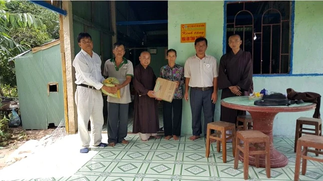Trao nha va qua cho con chau cu ba Anh nhan gium.jpg
