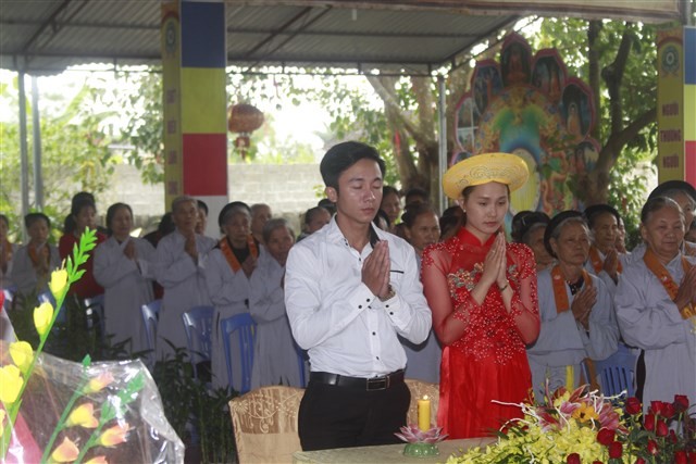 Hai bạn trẻ làm lễ hằng thuận ở chùa Hòa Long ảnh 1 hanhthuan 1.jpg