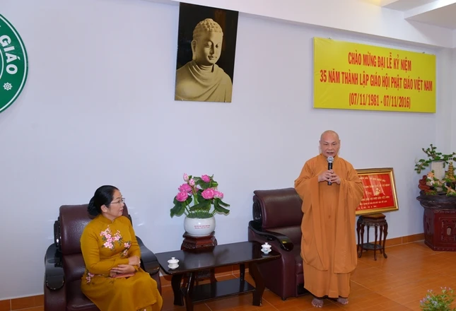 Thanh Uy chuc mung 35 nam GHPGVN (5).JPG