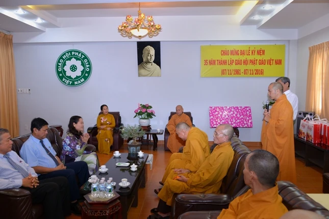 Thanh Uy chuc mung 35 nam GHPGVN (1).JPG