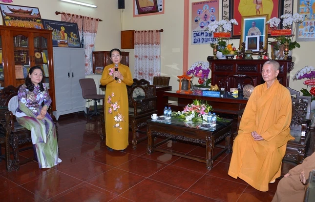 Thanh Uy chuc mung 35 nam GHPGVN (10).JPG