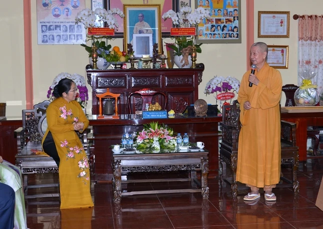 Thanh Uy chuc mung 35 nam GHPGVN (11).JPG