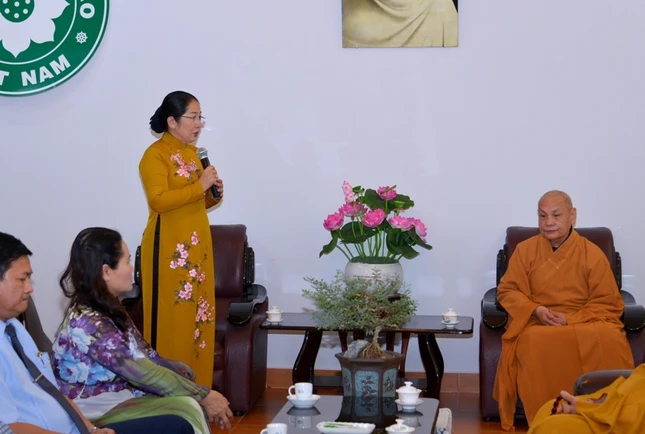 Thanh Uy chuc mung 35 nam GHPGVN (2).JPG