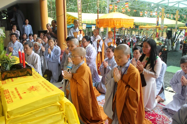 NI SU HANH NGHIEM TAC BACH CUNG DUONG TRAI TANG.JPG