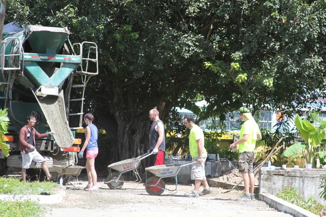 cac thien nguyen  dang  sua chua trung tam.JPG