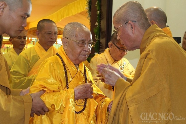 Các phái đoàn kính viếng cố HT.Thích Chơn Thiện ảnh 2 12.jpg