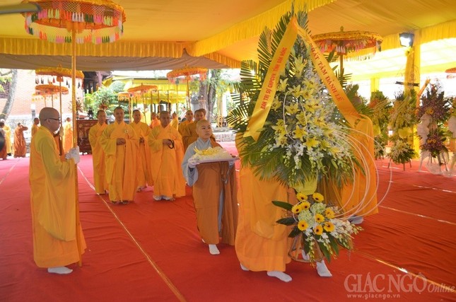 Các phái đoàn kính viếng cố HT.Thích Chơn Thiện ảnh 12 15.jpg