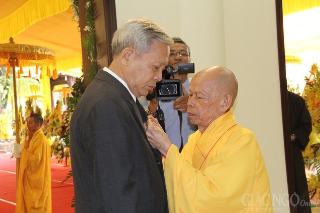 Các phái đoàn kính viếng cố HT.Thích Chơn Thiện ảnh 6 2.jpg