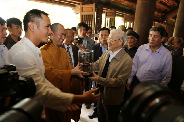 Tổng Bí thư Nguyễn Phú Trọng thăm chùa Phật Tích ảnh 4 ong Nguyen Phu Trong 4.jpg