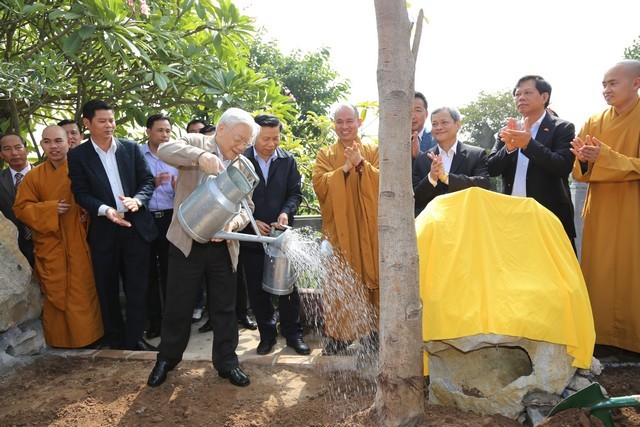 Tổng Bí thư Nguyễn Phú Trọng thăm chùa Phật Tích ảnh 5 ong Nguyen Phu Trong 5.jpg