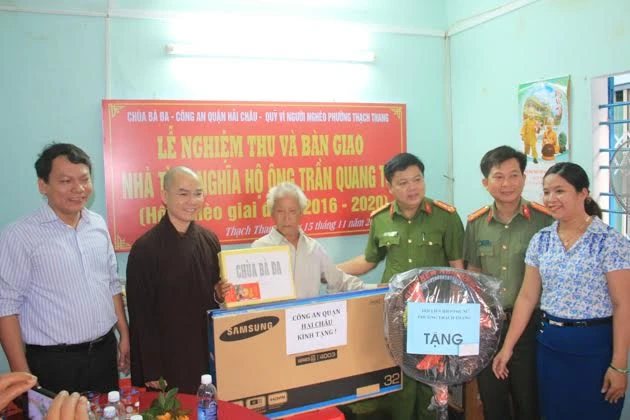 Một hộ khó khăn xúc động nhận nhà do chùa tài trợ ảnh 1 chua bada.jpg