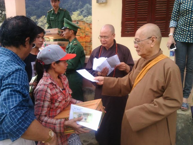 Phật giáo TP.HCM tặng quà ở Quảng Bình ảnh 1 a Anh Minh.jpg