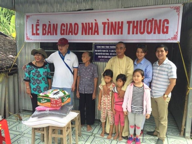 Hoi tu thien chua Tam Thanh trao nha tinh thuong cho ho  ngheo.jpg