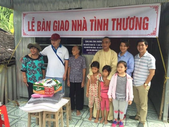 Hoi tu thien chua Tam Thanh trao nha tinh thuong cho ho  ngheo.jpg