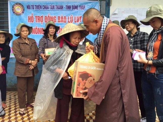 Thay Quy trao qua cho dan ngheo  huyen Nong Son.jpg